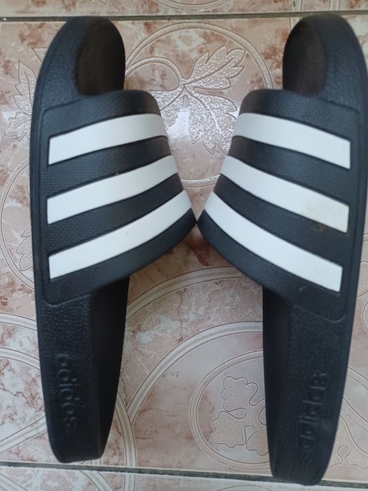 Vând șlapi Adidas