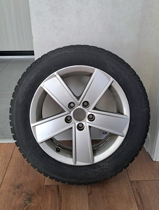 Оригинальные диски Skoda Rapid  15 дюймов с шинами от Nokian