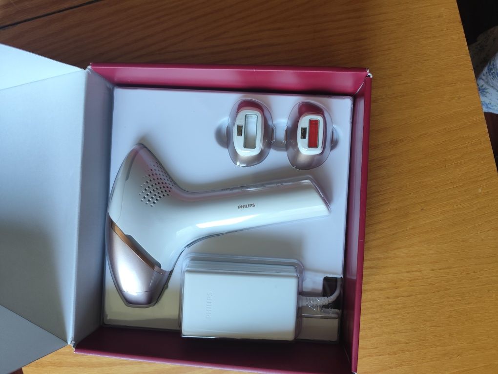 Фотоепилатор Philips Lumea IPL 9000