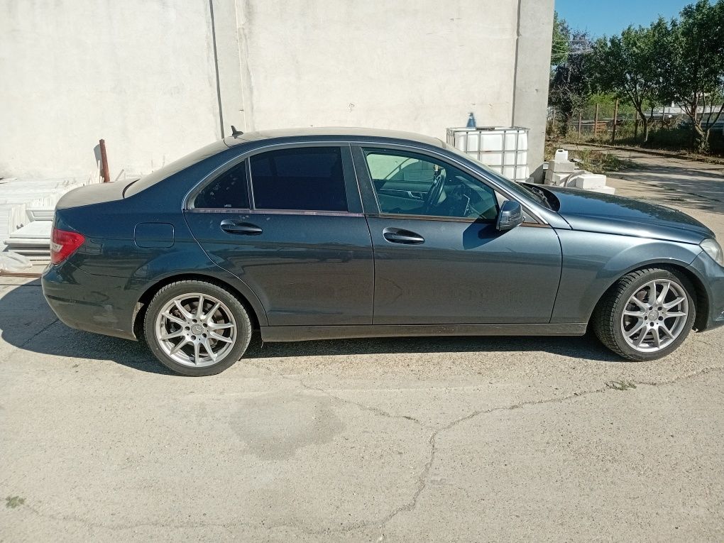 De vinzare mercedes benz c220