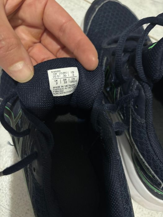 Vând adidași băieți!