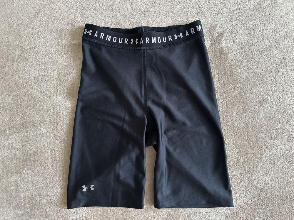Дамски къс черен клин UNDER ARMOUR XS
