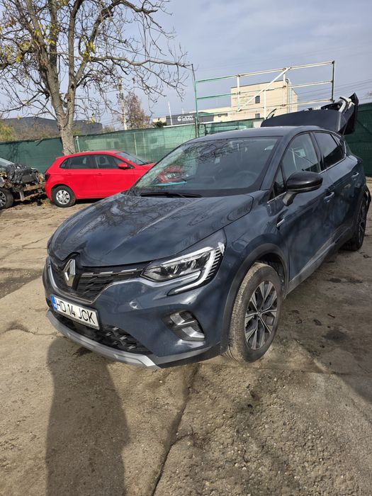 Captur avariat 2023 cu absolut toate piesele pentru reparatie incluse.