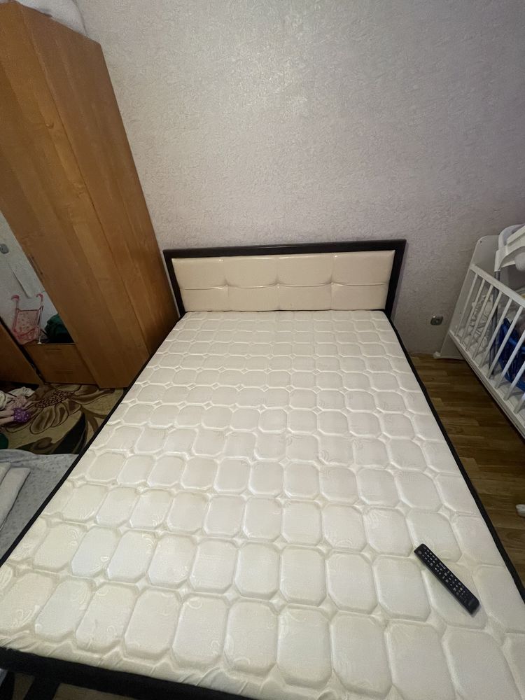 Продам двухспальный кровать с матрасом