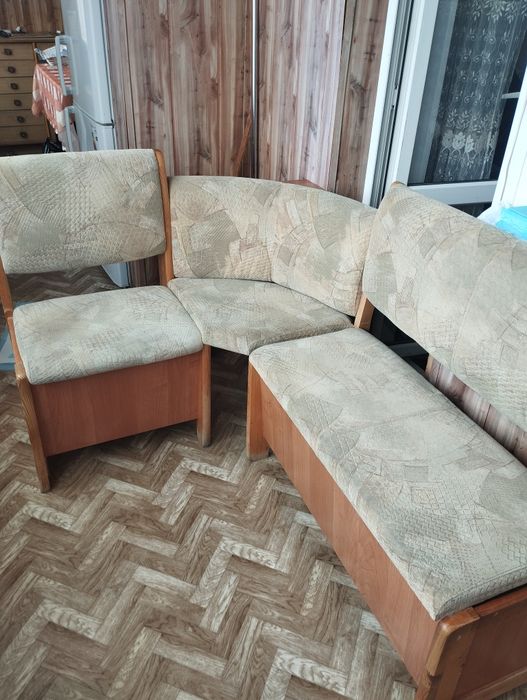 Угловой диванчик на кухню.