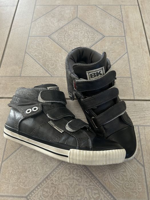 Продам ботинки на мальчика . Размер 34. В отличном состоянии.