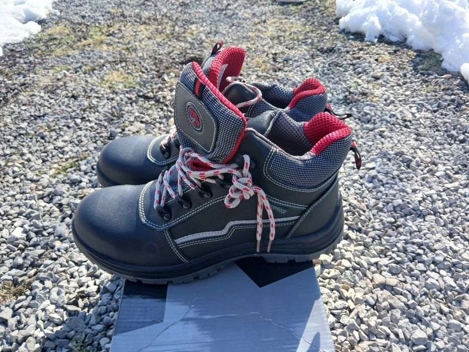 Продавам  работни  обувки