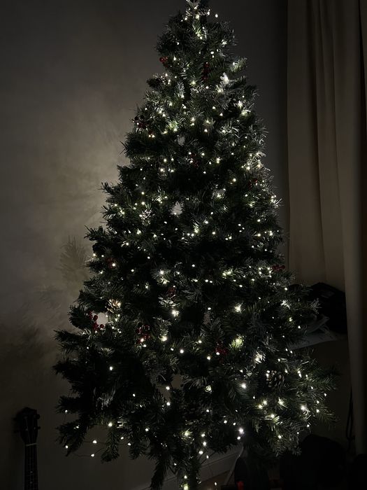 Продам новогоднюю елку с гирляндами