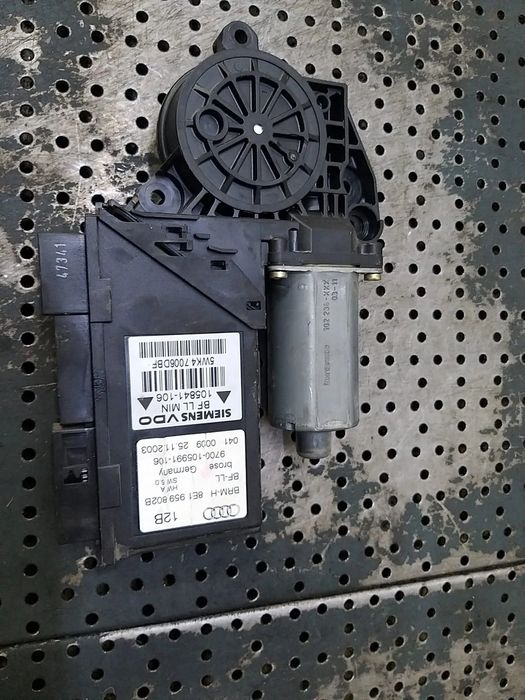 Motoras macara dreapta fata audi a4 b6 8e 0130821764 105841106 5wk47006dbf 8e1959802b 9700105991106