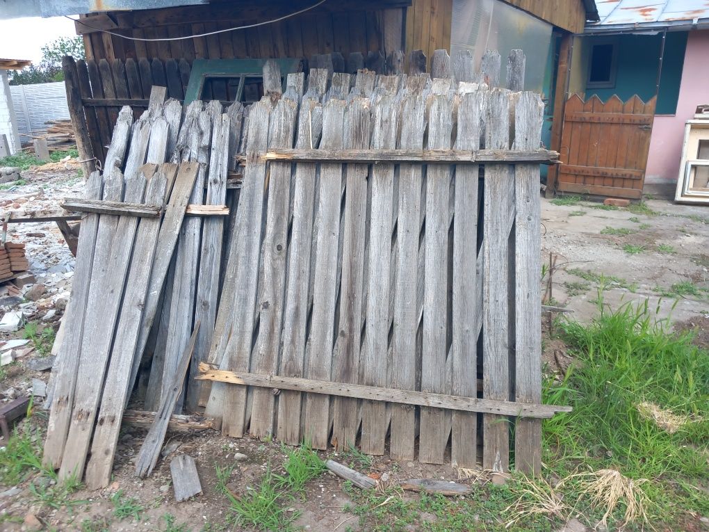 Vând lemne din demolari