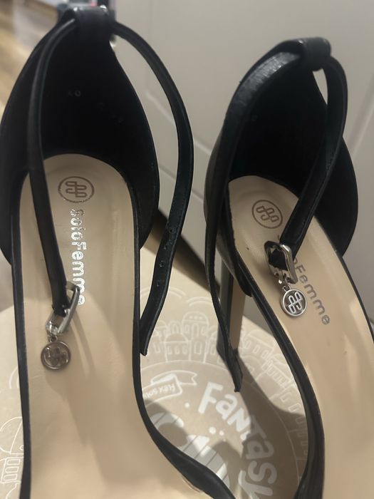 черни сандали на ток