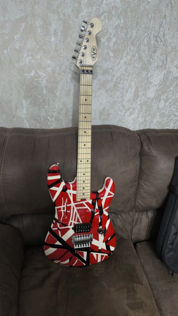 Chitara electrica EVH Striped Series Red with Black Stripes + Husa