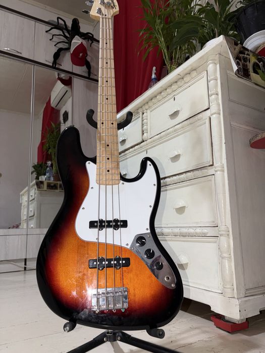 Продается Басс гитара fender squier affinity jazz bass sunburst