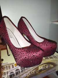 женская красная обувь