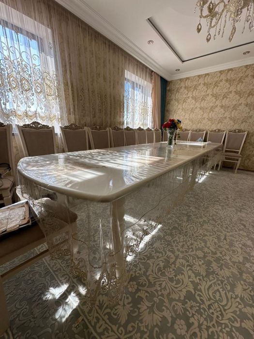 Стол и стуля гостинной