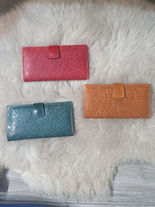 Дамски портфейли от естествена кожа