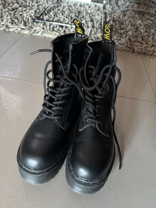 Bocanci negri stil Dr. Martens – moderni, comozi și rezistenți