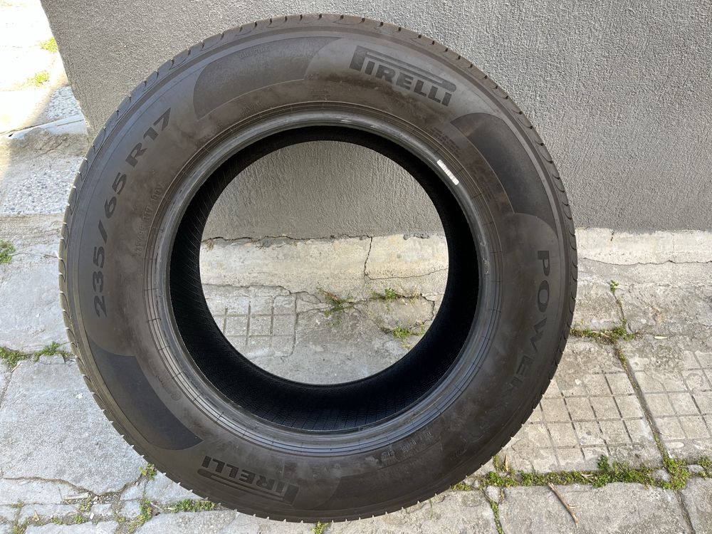 Гуми 2 броя летни Pirelli и Vredestein 235/65/17