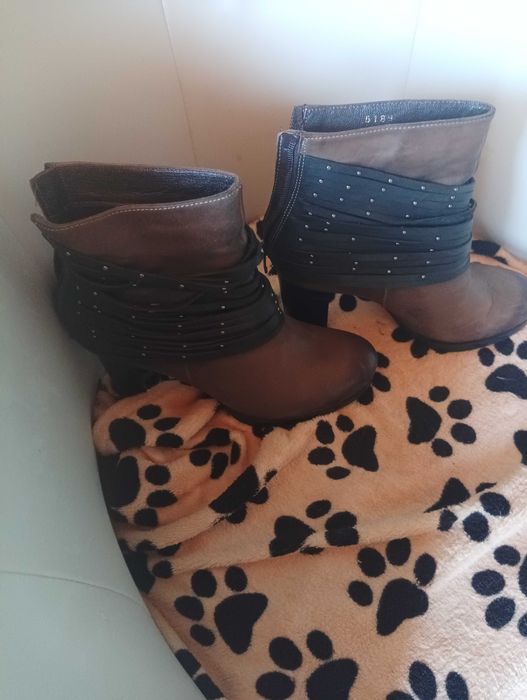 Продавам дамски боти набук