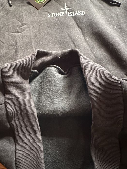 Мъжки,ватиран суитчер Stone Island в черно с голяма щампа на гърба