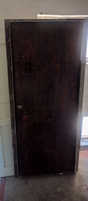 Дверь железно,деревянная