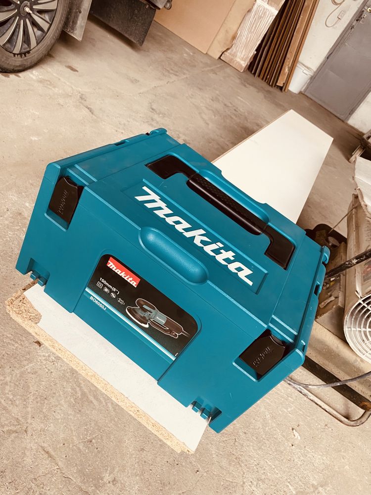 Шлифмашинка Makita BO6050J