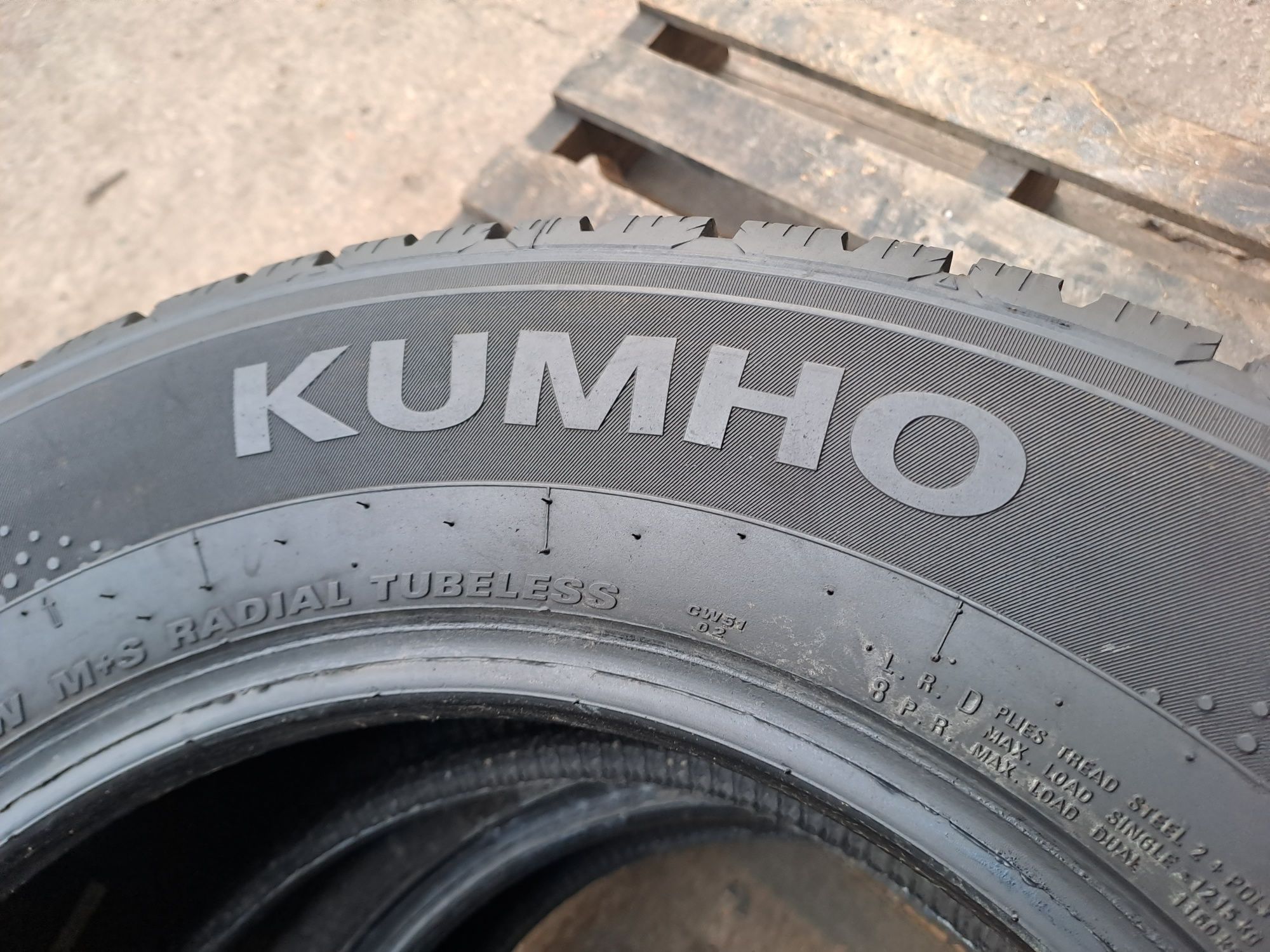 2бр. /2023г./ Бусови 235/65/16C Kumho Winter Por Tran CW 51
