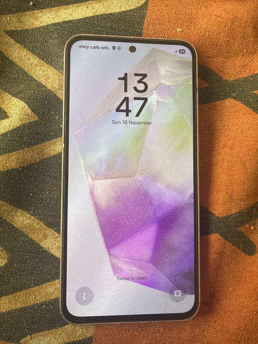 Продавам Samsung A35 с лека забележка