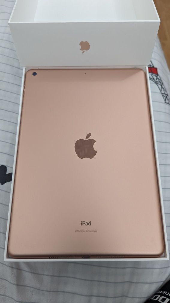 iPad 7 (2018) cu husa si accesoriile originale