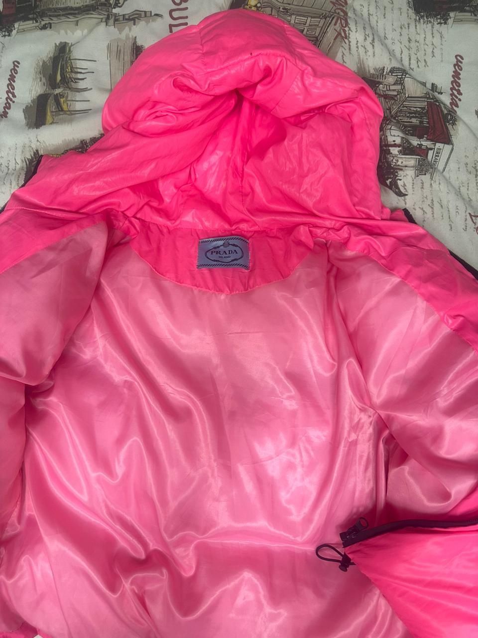 Продам  розовую женскую куртку