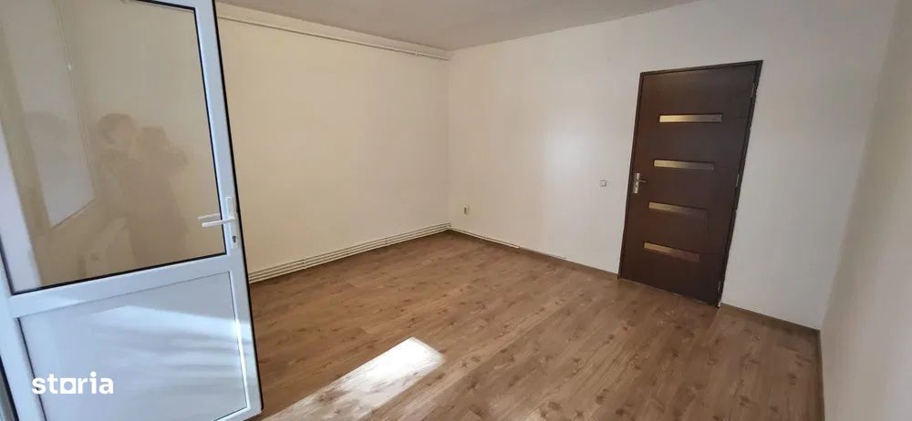 Garsoniera spatioasa, 32 mp, zona strazii Parang