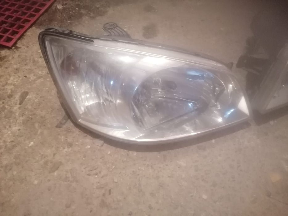 Vând faruri Hyundai
