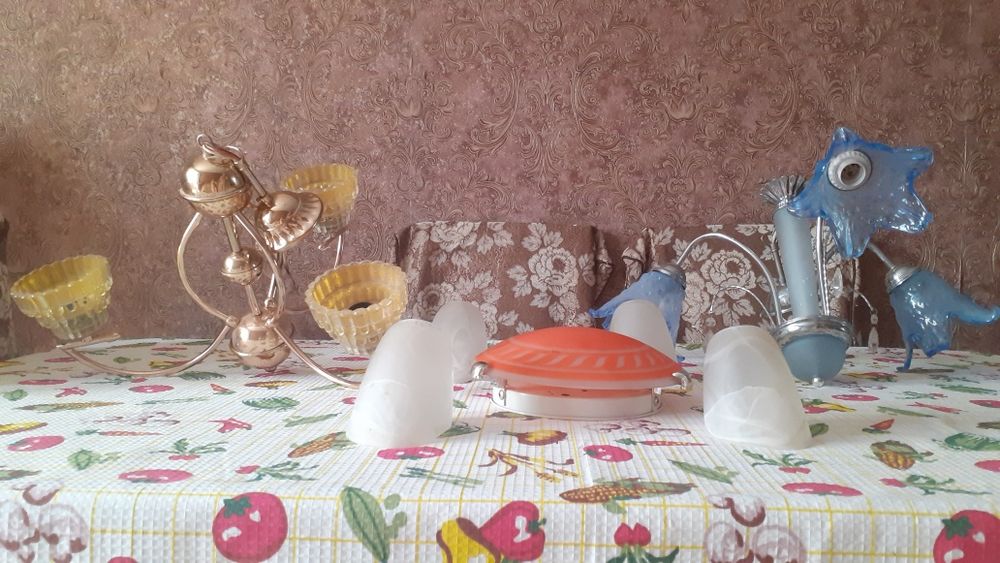 Срочно продаются люстры , бра и чашечки к люстрам