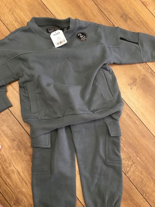 Продам новый спорт костюм с брючками карго. Фирмы Next. На 3 года