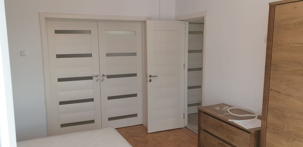 Uși de interior cu montaj și transport contra cost, și uși metalice