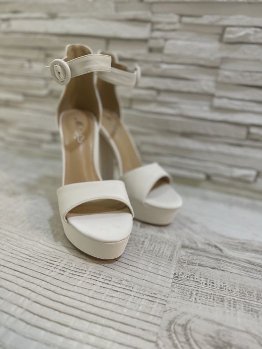 Бели дамски сандали с ток