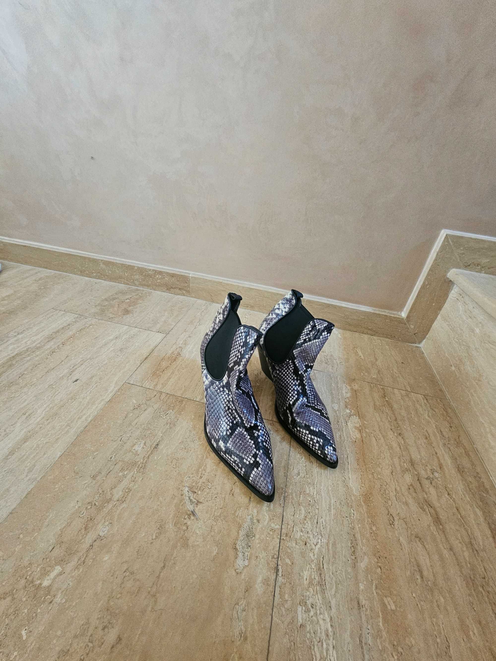 Botine piele imprimeu sarpe Il passo