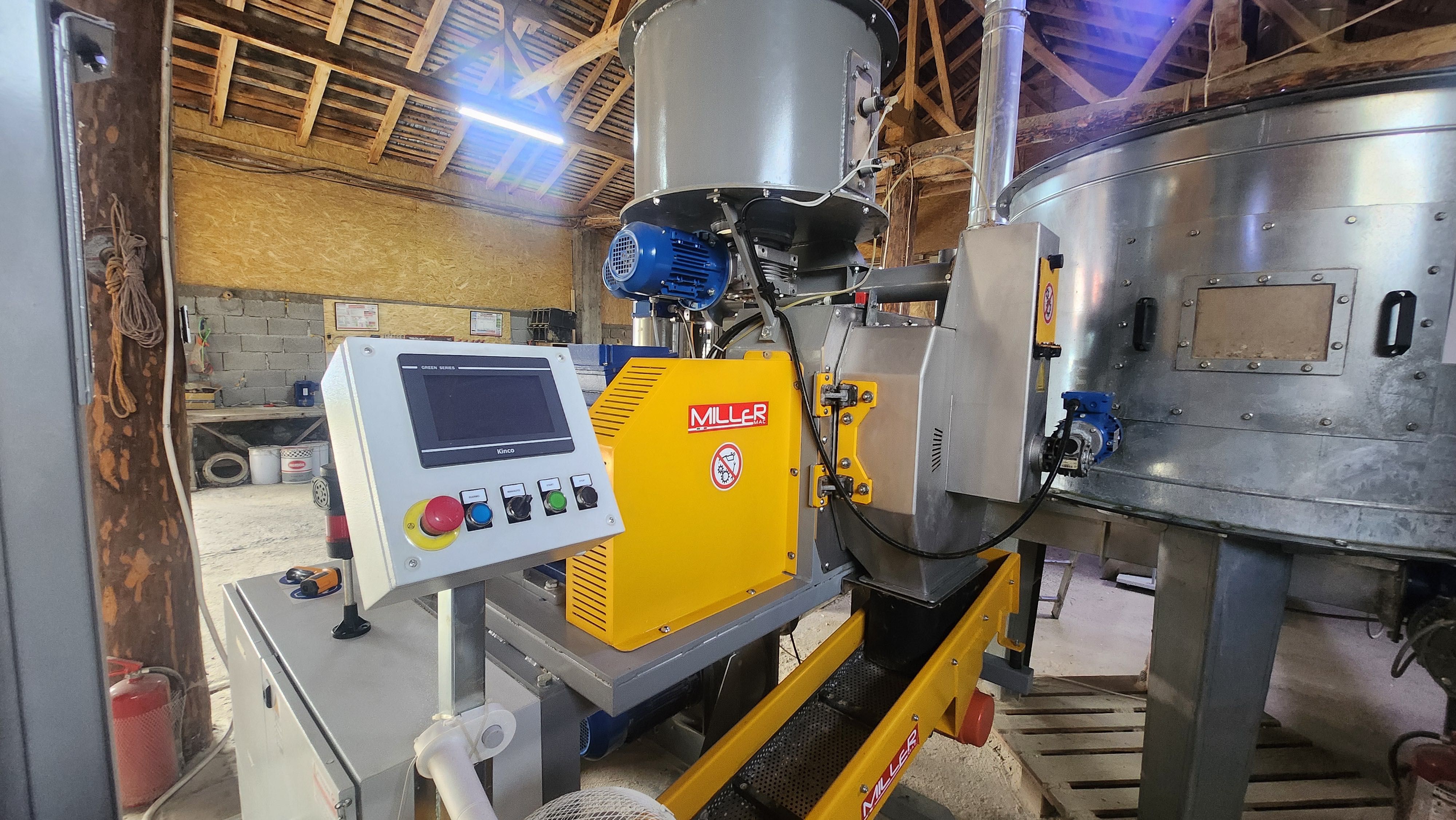 Masina de ambalat semiautomată PMM-1000 Miller