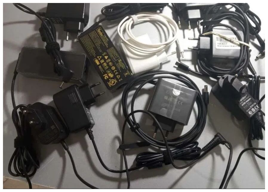 на Алису от Яндекс станции - Блок питания зарядка - разные блоки .