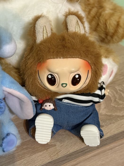 Лабубу с дрехи и Стич с донът – комплект или поотделно