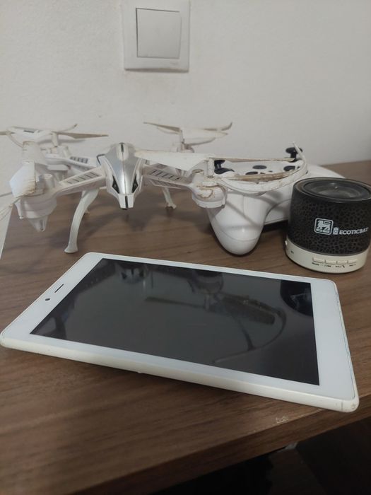 tableta , drona , controller , boxa