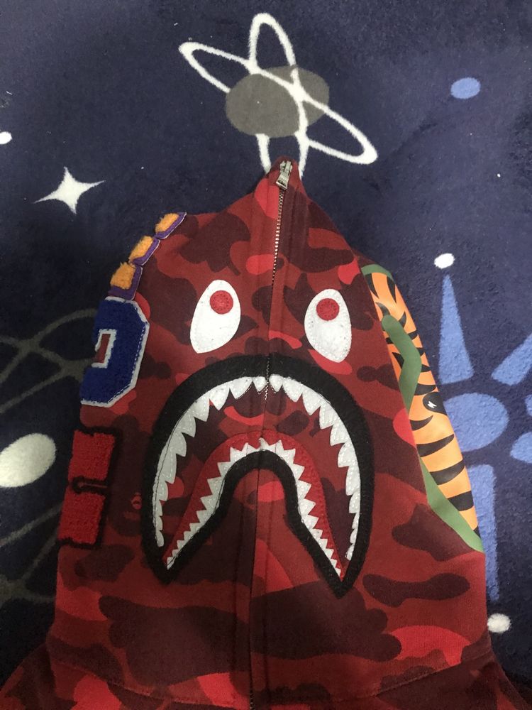 Vând bape shark hoodie red raspund doar pe whatsapp