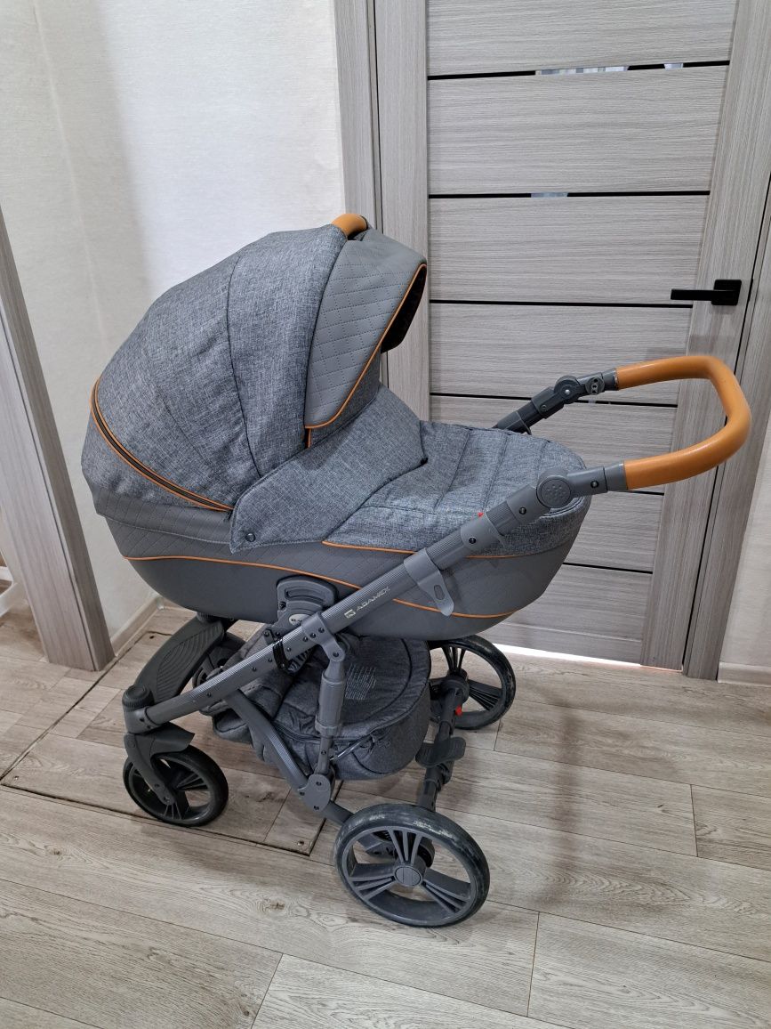Продам детскую коляску Adamex