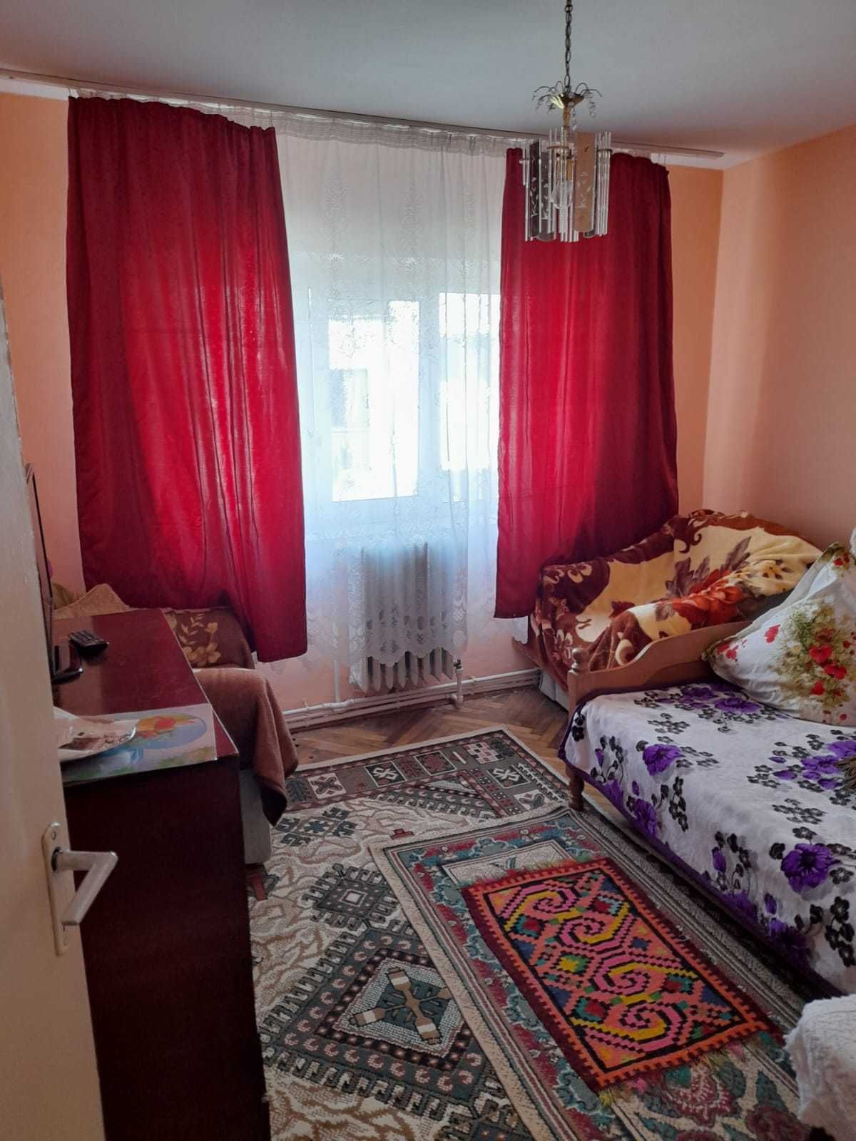 Vând apartament cu 2 camere semidecomandat, Bârlad, jud Vaslui