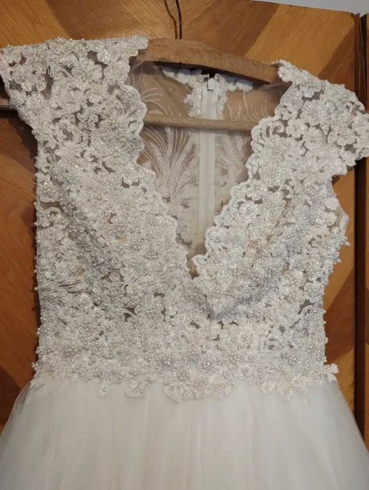 Rochie de mireasa, voal si crinolina incluse