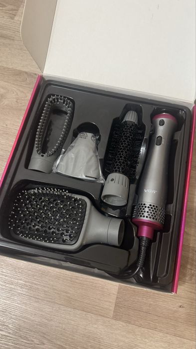 Фен с насадками для укладки