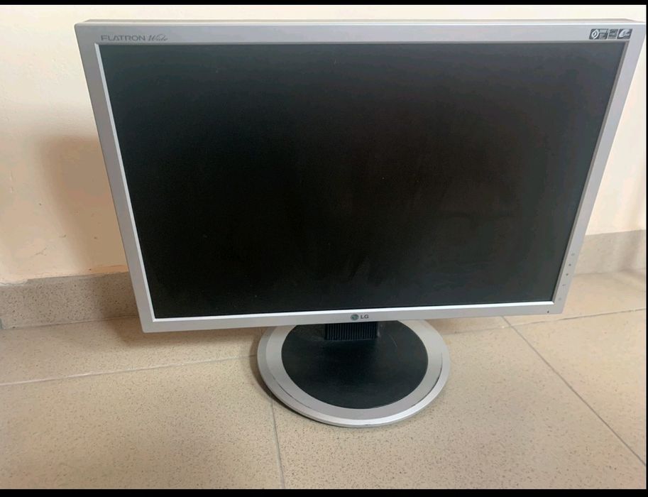 Настолен компютър +монитор +мишкар