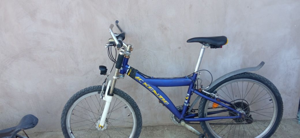 Vând împreună trotineta și bicicleta