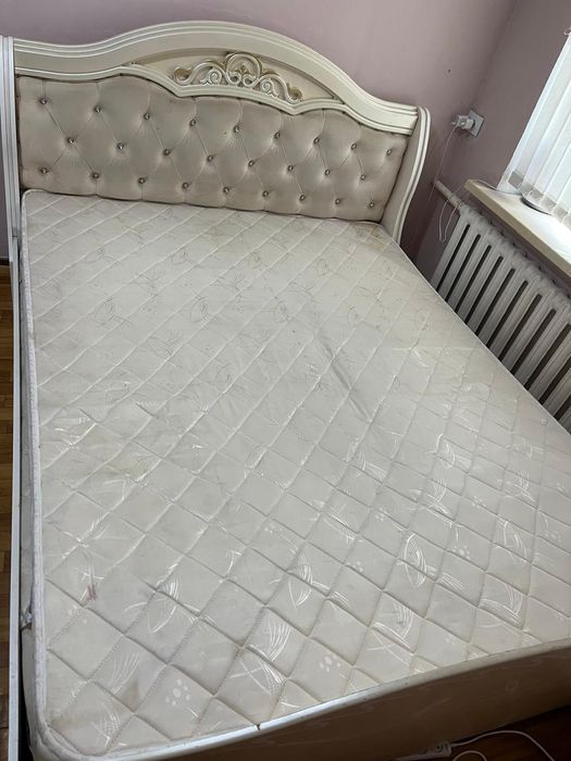Продается мебель кровать, 2 тумбы и комод с зеркалом