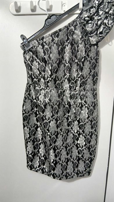 Сребриста и черна асиметрична дантелена рокля – Lipsy London,